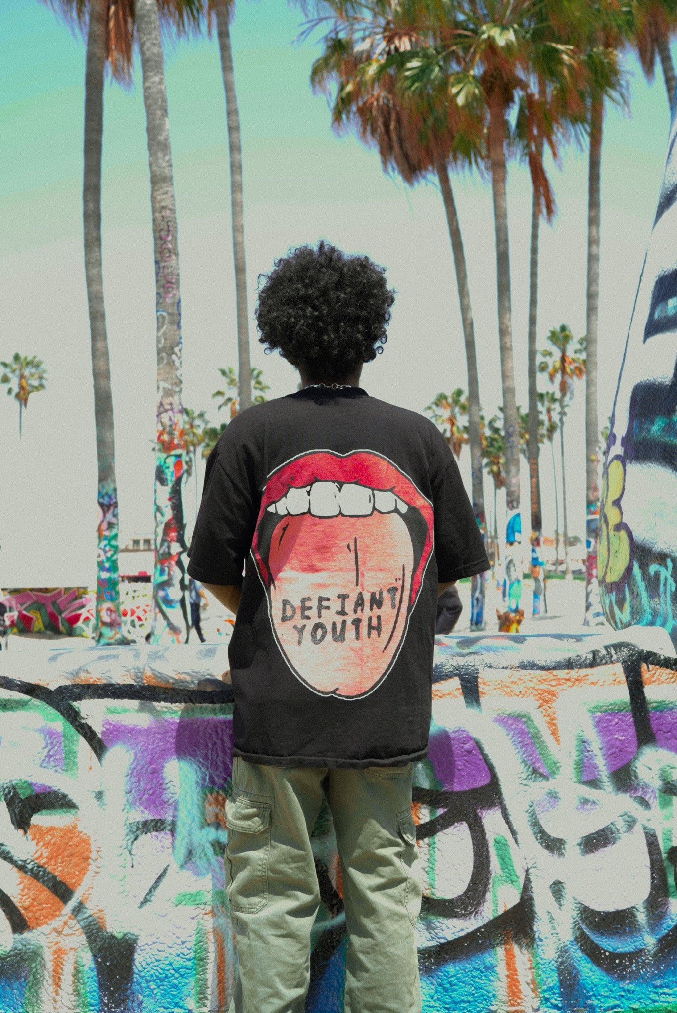 camiseta con lengua juvenil desafiante