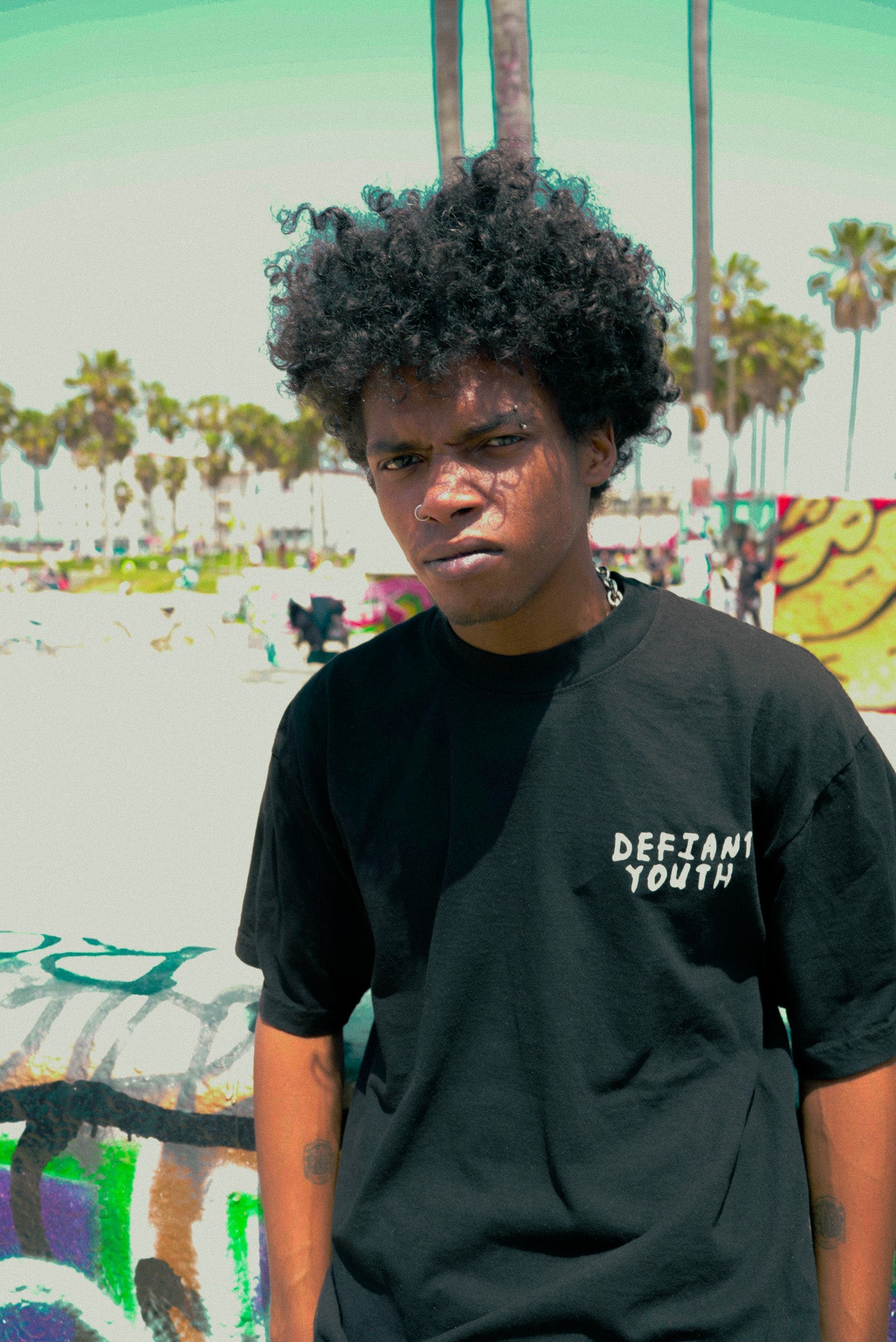 camiseta con lengua juvenil desafiante