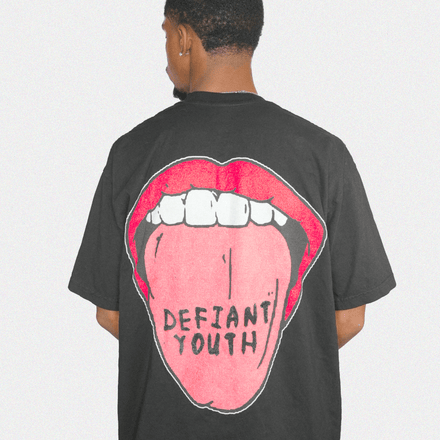 camiseta con lengua juvenil desafiante