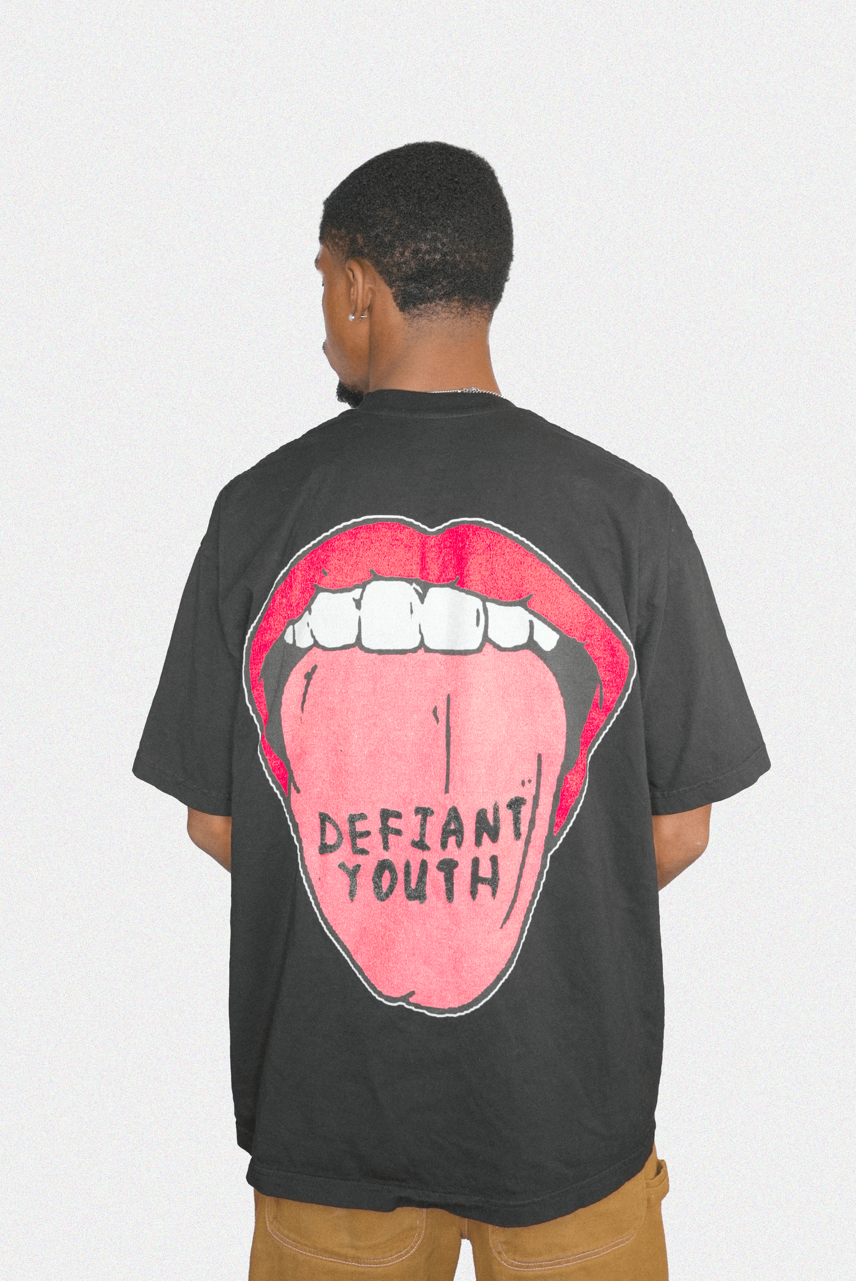 camiseta con lengua juvenil desafiante